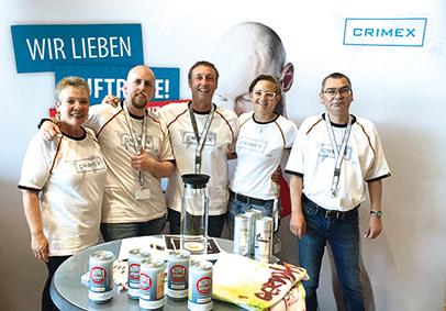 Unser CRIMEX-Messe-Team im EM-Trikot (von links: Marita Juli, Ramón López-Mera, Geschäftsführer Claus Roeting, Ulrike Meyer , Jörg Lesny)