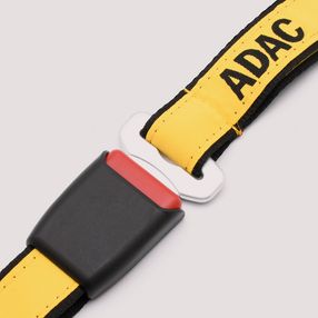Ein geschlossener Gurtschloss ist an einem ADAC-Band angebracht.
